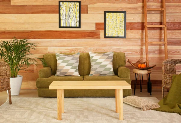 Elegante interior de la habitación con sofá suave y almohadas — Foto de Stock
