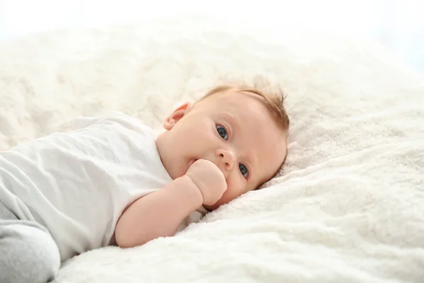 Roztomilé děťátko ležící doma na posteli — Stock fotografie