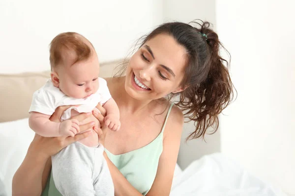 Feliz madre con lindo bebé en casa —  Fotos de Stock