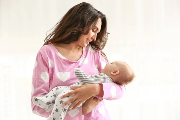 Gelukkig moeder met schattige kleine baby thuis — Stockfoto