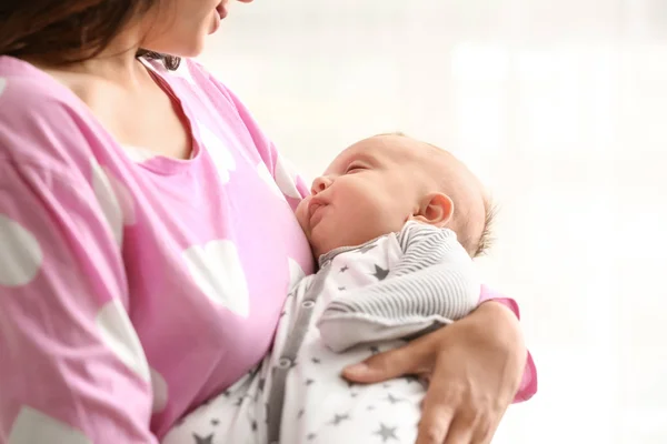 Mother with sleeping baby at home — Stock Photo, Image