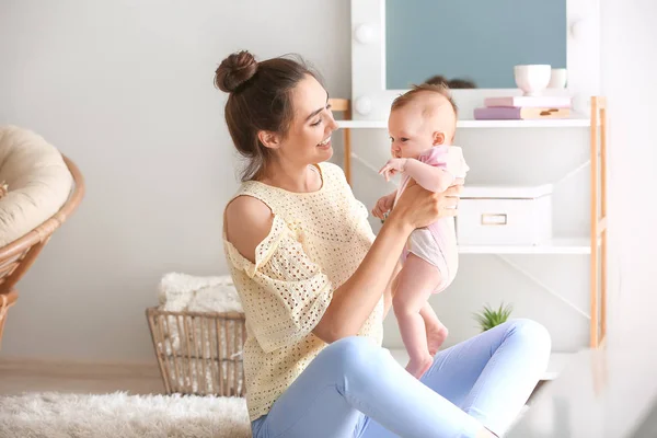 Boldog anya aranyos kisbabával otthon — Stock Fotó
