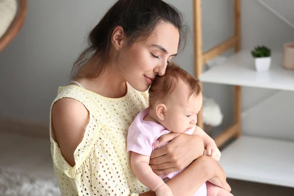 Boldog anya aranyos kisbabával otthon — Stock Fotó