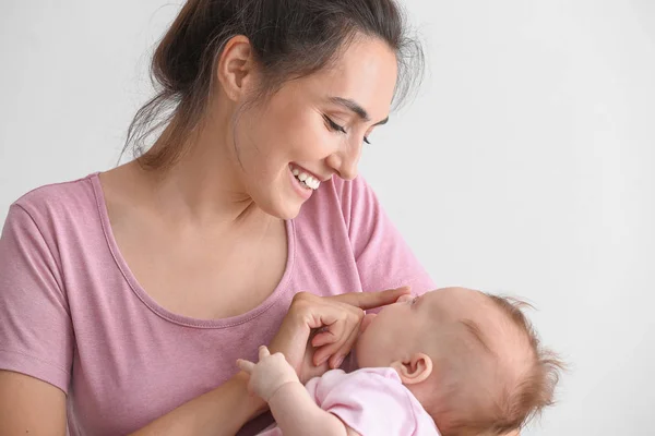 Madre feliz con lindo poco sobre fondo blanco —  Fotos de Stock