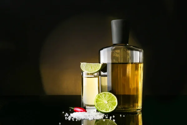 Chutná Tequila s vápnem, solí a chilli paprikou na tmavém pozadí — Stock fotografie