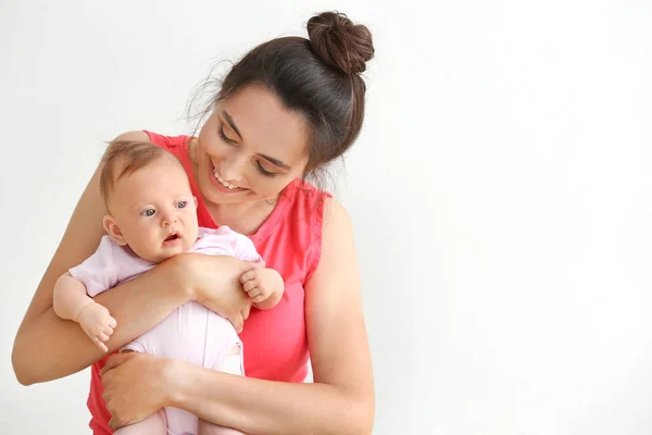 Felice madre con carino poco su sfondo bianco — Foto Stock