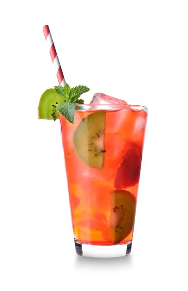 Bicchiere di gustoso cocktail estivo su sfondo bianco — Foto Stock