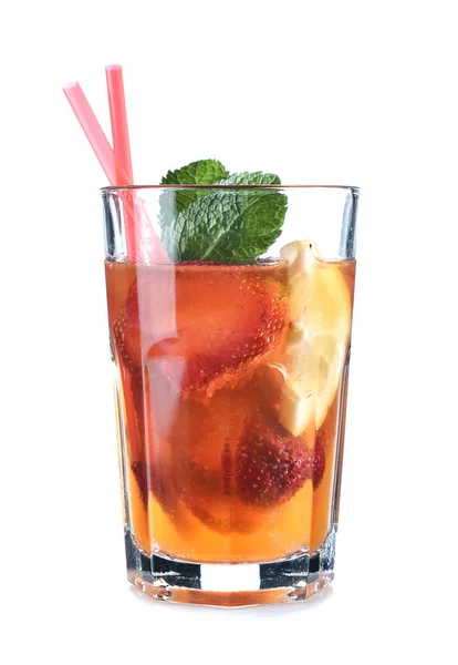 Beyaz arka planda lezzetli yaz kokteyli cam — Stok fotoğraf