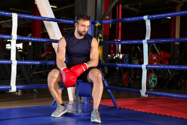Boks ringinin köşesinde oturan sportif adam