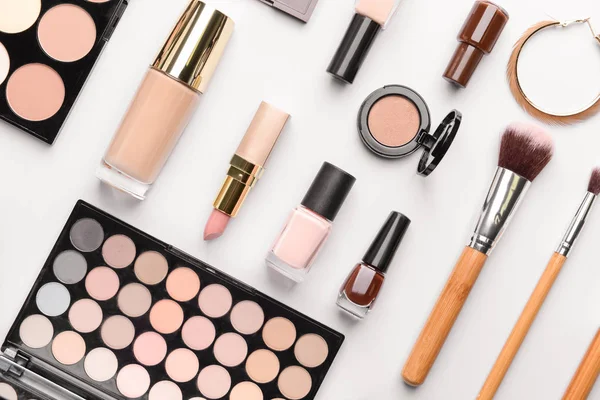 Dekoratív kozmetikai termékek készlete könnyű háttérrel — Stock Fotó