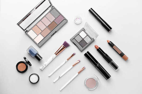 Комплект декоративной косметики на светлом фоне
