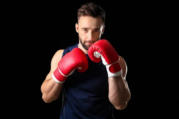 暗い背景に強い男性ボクサー — ストック写真