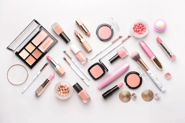 Dekoratív kozmetikai termékek készlete könnyű háttérrel — Stock Fotó