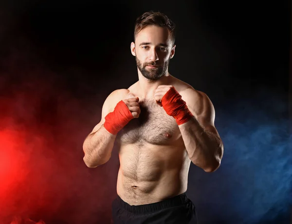 Boxeador masculino fuerte sobre fondo oscuro — Foto de Stock