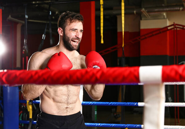 Спортивный человек на ринге
