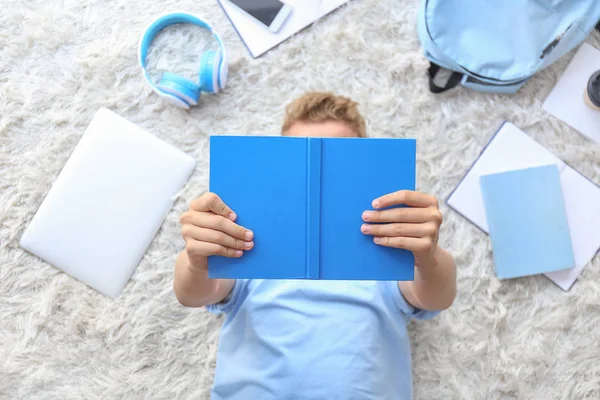 Livre de lecture étudiant masculin tout en se préparant à l'examen, vue du dessus — Photo