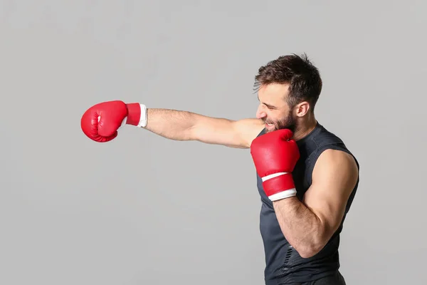 灰色の背景に強い男性ボクサー — ストック写真