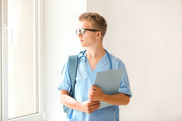 Porträt eines männlichen Studenten in der Klinik — Stockfoto