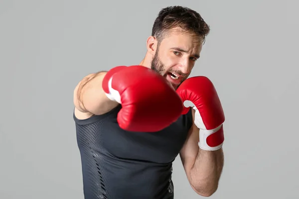 Sterke mannelijke bokser op grijze achtergrond — Stockfoto