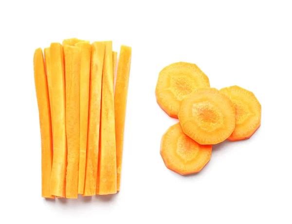 Trozos de zanahoria fresca sobre fondo blanco —  Fotos de Stock