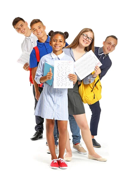 Heureux camarades de classe avec les résultats du test scolaire sur fond blanc — Photo