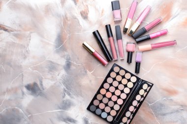 Mermer arka planda dekoratif kozmetik seti