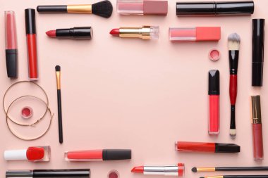 Renkli arka planda dekoratif kozmetikten yapılmış çerçeve