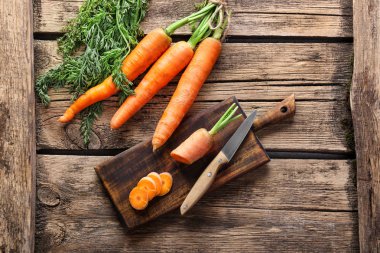 Ahşap arka plan üzerinde taze havuç ile kesme tahtası