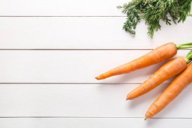 Beyaz ahşap arka plan üzerinde lezzetli taze havuç