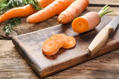 Ahşap arka plan üzerinde taze havuç ile kesme tahtası