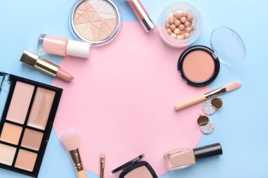 Renk arka planda dekoratif kozmetik ve boş kart seti