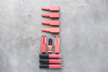 Grunge arka planda dekoratif kozmetik seti