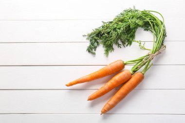 Beyaz ahşap arka plan üzerinde lezzetli taze havuç