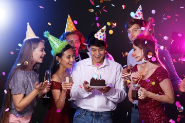 Gece kulübünde doğum gününü kutlayan bir grup arkadaş