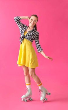 Renkli arka planda paten kayan güzel bir kadın.