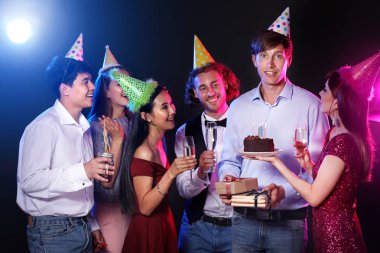 Gece kulübünde doğum gününü kutlayan bir grup arkadaş
