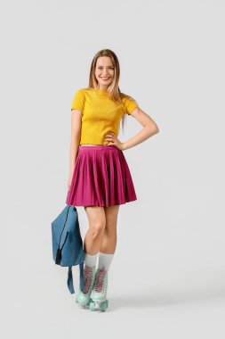 Hafif arka plan karşı paten güzel genç kız