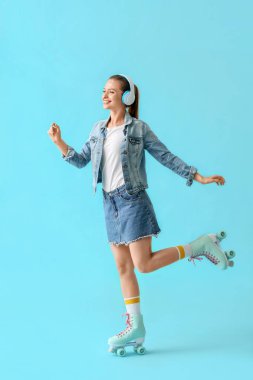 Renkli arka plan karşı müzik dinlerken paten güzel genç kız