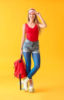 Renkli arka planda paten kayan güzel bir kadın.