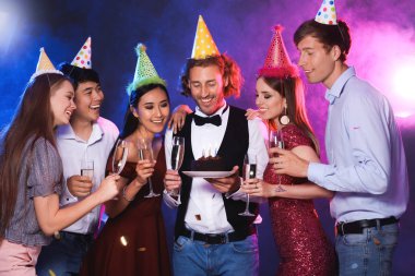 Gece kulübünde doğum gününü kutlayan bir grup arkadaş