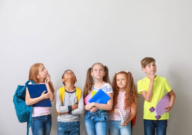 Hafif arka planda sevimli küçük gözbebekleri