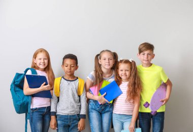 Hafif arka planda sevimli küçük gözbebekleri