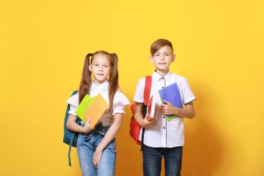 Renkli küçük gözbebekleri var.