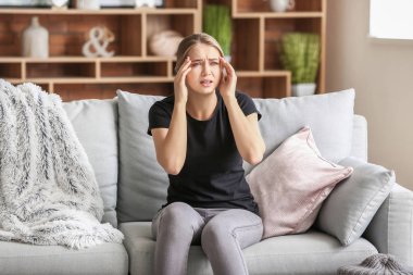 Panik atak evde olan kadın