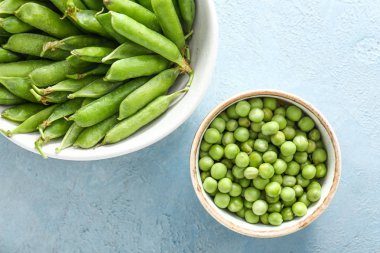 Renkli taze bezelyeli kaseler.