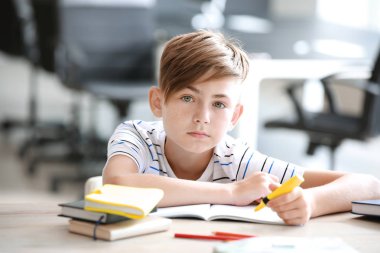 Sınıfta ders sırasında sevimli küçük çocuk