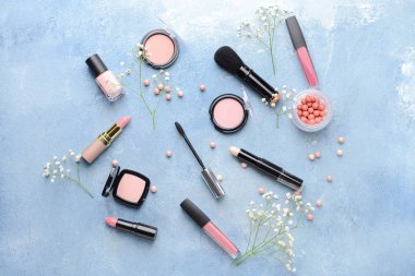 Makyaj kozmetik renk arka plan üzerinde kümesi