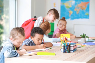 Sınıftaki küçük sevimli öğrenciler.