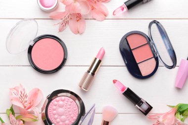 Beyaz ahşap arka plan üzerinde çiçek ile makyaj kozmetik seti