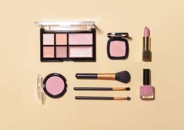 Makyaj kozmetik renk arka plan üzerinde kümesi